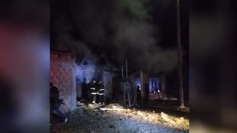 Se incendió una casa en Plaza Huincul y un bombero se intoxicó