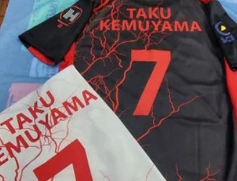 La camiseta de Taku Kemuyama en Huracán de Comodoro Rivadavia. La camiseta de Taku Kemuyama en Huracán de Comodoro Rivadavia.