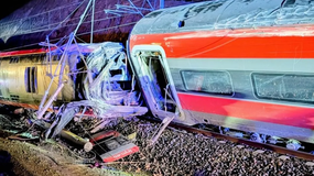 Varios pasajeros resultaron atrapados. En el lugar trabajan servicios de emergencia. | LM Neuquen Varios pasajeros resultaron atrapados. En el lugar trabajan servicios de emergencia.