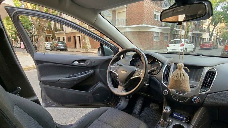 Por qué recomiendan llevar una bolsa con arena de gatos en el auto.