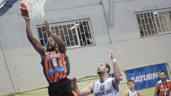 El elenco de Plaza Huincul, que estaba match point en contra, levantó la serie, igualó en 2 y hoy (21:30) se juega la clasificación.