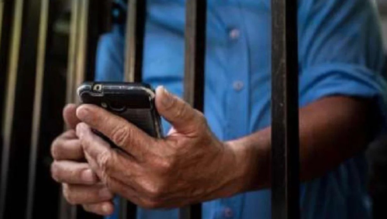 Buscan prohibir celulares en las cárceles.