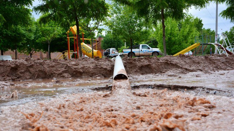 El desagote de calles y cañadones fue esencial para recuperar la ciudad.