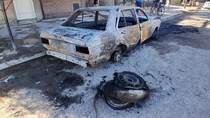 Así quedó el auto incendiado en cercanías del Hospital. Foto Antonio Spagnuolo.