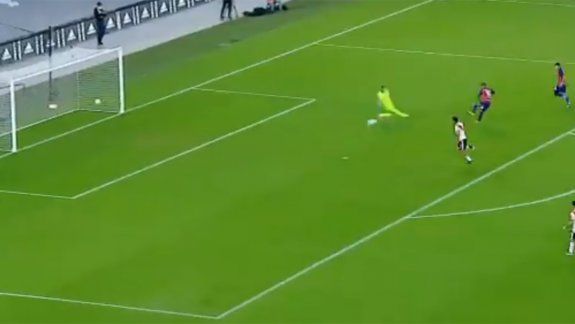 Video: el insólito blooper de Enzo Pérez en el gol de San Lorenzo