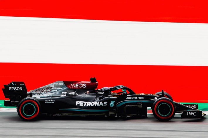 Max Verstappen y Lewis Hamilton dominaron los primeros entrenamientos del fin de semana para la Fórmula 1 en el Gran Premio de Austria. 