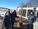 Trabajadores de la cooperativa de Gan Gan, en Chubut, junto a uno de los generadores que no arrancan por las heladas. 