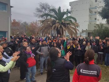 acuerdo en plottier: los municipales vuelven a sus puestos de trabajo esta tarde