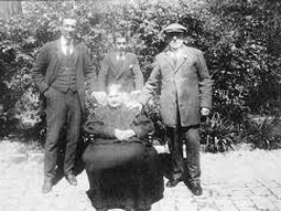 Llegados desde Italia en 1855, los Magnasco construyeron uno de los imperios lácteos más importantes del país y protagonizaron la historia detrás del emblemático queso Chubut. Llegados desde Italia en 1855, los Magnasco construyeron uno de los imperios lácteos más importantes del país y protagonizaron la historia detrás del emblemático queso Chubut.