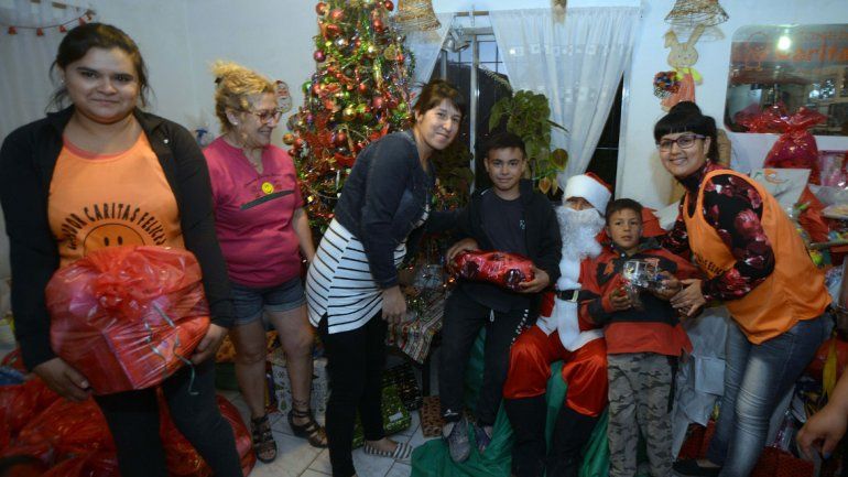 Los chicos tuvieron la visita de Papá Noel y recibieron regalos.