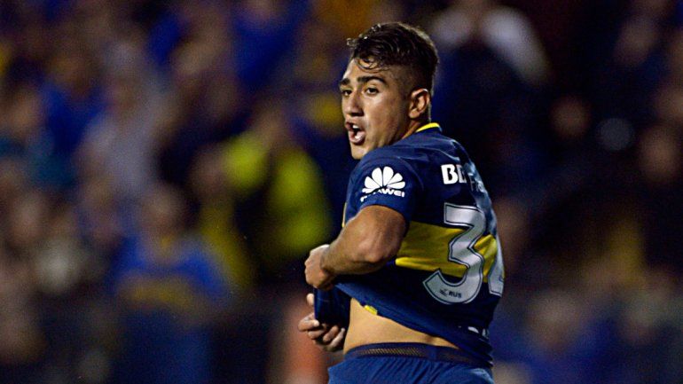 Vadalá observa que no está en offside y emprende se primer festejo.