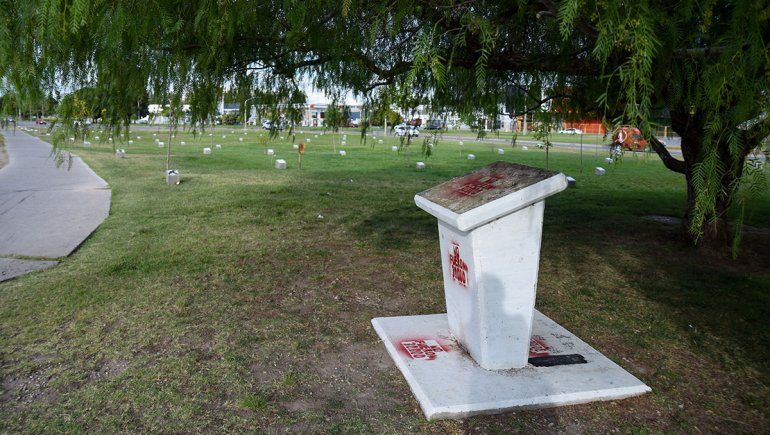 Vándalos pintaron y destruyeron placas en el Paseo de las Abuelas