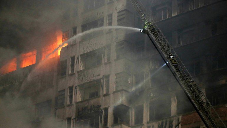 Por un incendio, colapsó un edificio tomado y murió una persona