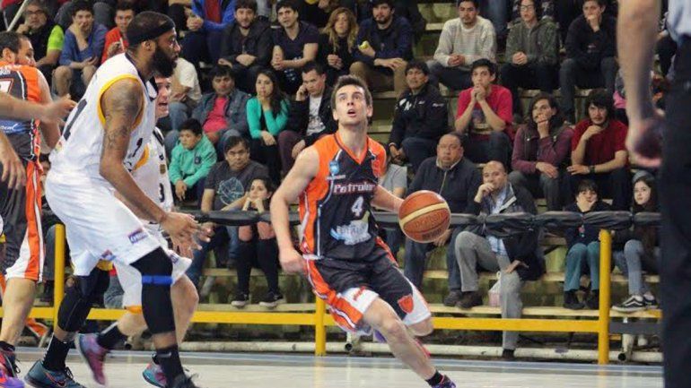 El base Buendía fue importante en el armado ofensivo del equipo con un juego rápido y preciso.&nbsp;