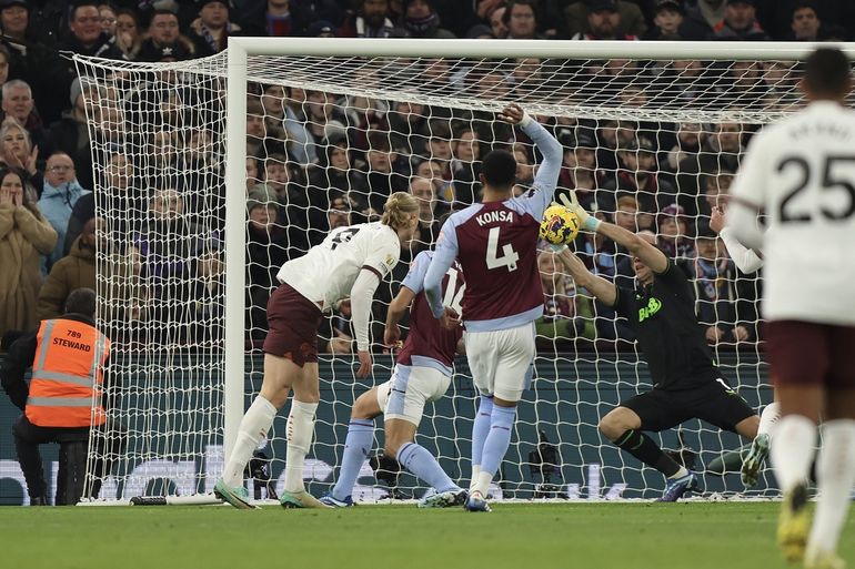 El Aston Villa del Dibu Martínez le ganó al City de Julián y lo pasó en la tabla de la Premier