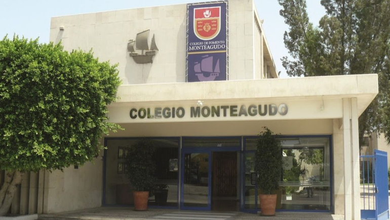 Un alumno apuñaló a un profesor en medio de la clase