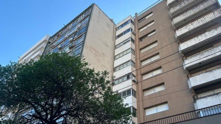 Susto en Córdoba: estaban colocando un cartel en un edificio y un hombre cortó la soga que sostenía al obrero