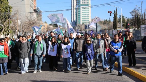 Caos de tránsito en Neuquén por una marcha de docentes y estatales a la Legislatura