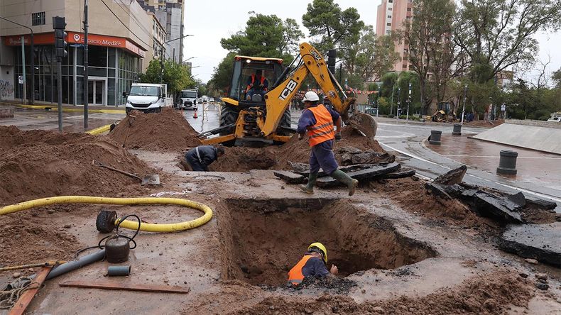 Demoras en el tránsito por un caño roto en plena Avenida Argentina | LM Neuquen Demoras en el tránsito por un caño roto en plena Avenida Argentina