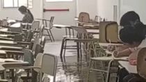 Así quedó una aula en FACIAS de la UNCo por la tormenta. Así quedó una aula en FACIAS de la UNCo por la tormenta.