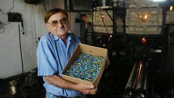 Uno de los directivos de Tinka, con los productos de la fábrica. Al año, producía 4,5 millones de bolitas.