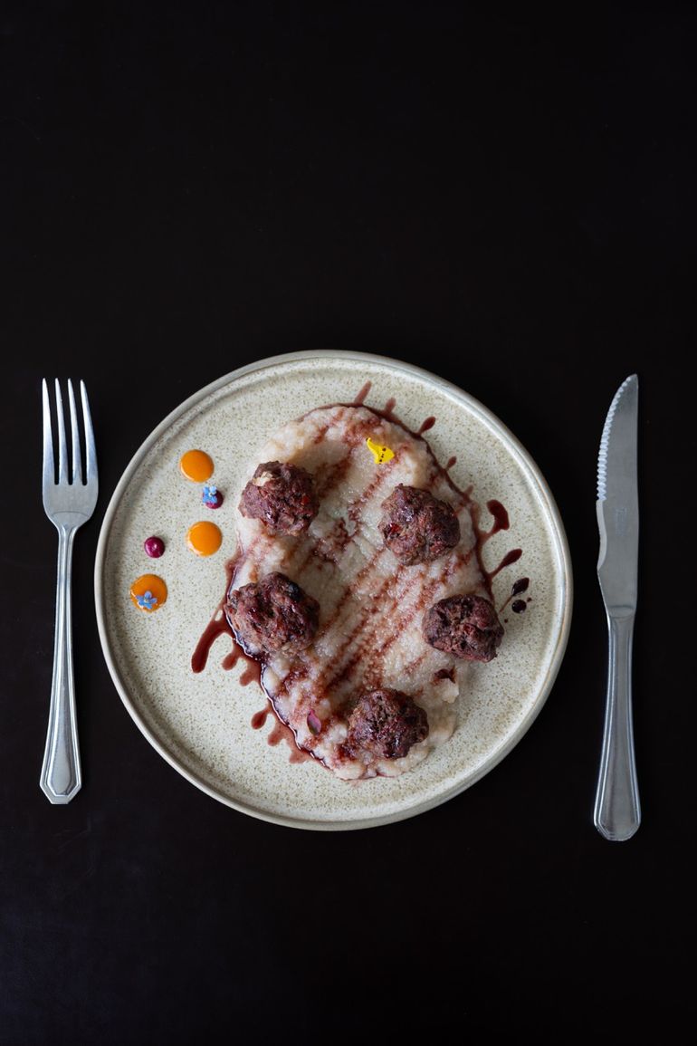 Albondigas de ciervo con puré de pera. Identidad gastronómica regional. Albondigas de ciervo con puré de pera. Identidad gastronómica regional.