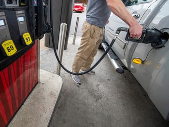 FOTO DE ARCHIVO. Un clientecarga gasolina en una estación de servicio en Plains, Pensilvania, EEUU. REUTERS/Aimee Dilger
