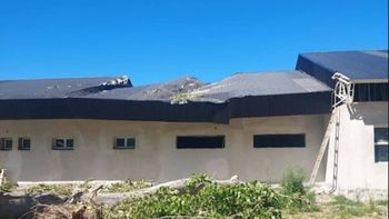 Un árbol cayó sobre una escuela de El Hoyo, Chubut. Un árbol cayó sobre una escuela de El Hoyo, Chubut.