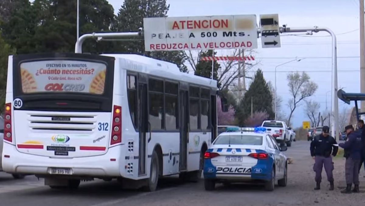 Un hombre murió arriba del colectivo. Viajaba de Neuquén a Cipolletti.