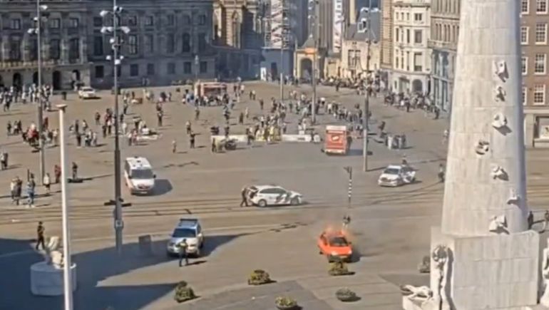 El auto explotó y se incendió en la plaza Dam, uno de los sitios más populares del centro histórico de Amsterdam. El auto explotó y se incendió en la plaza Dam, uno de los sitios más populares del centro histórico de Amsterdam.