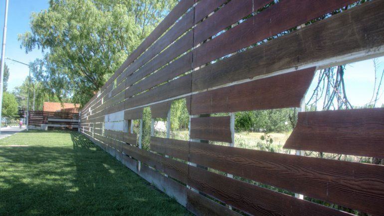 Desde el municipio analizan cambiar las placas por material antivandálico.