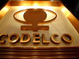 FOTO ARCHIVO: El logotipo de Codelco, el mayor productor de cobre del mundo, se ve en su sede en el centro de Santiago, Chile. REUTERS/Ivan Alvarado
