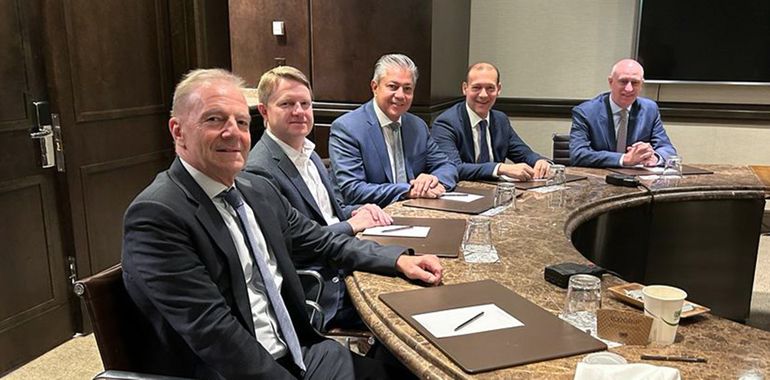 Directivos de Exxon, junto a Omar Gutiérrez y Rolando Figueroa, en Washington. Directivos de Exxon, junto a Omar Gutiérrez y Rolando Figueroa, en Washington.