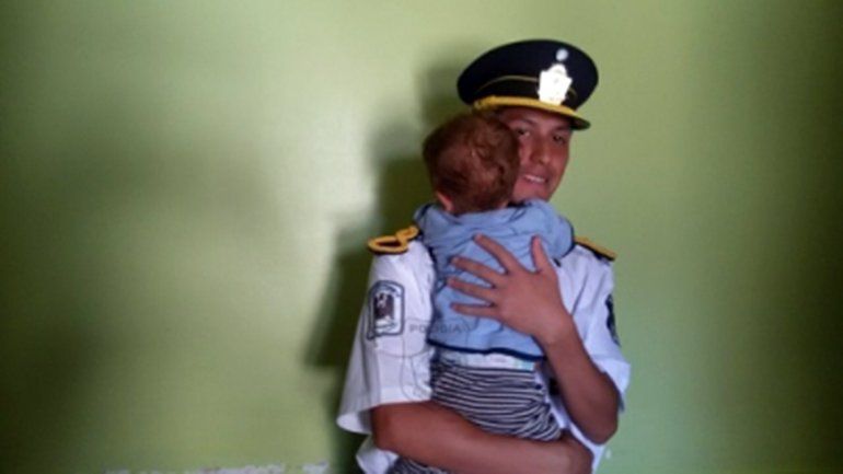 El cadete Alex Yamil Jairo Cabello junto al bebé.