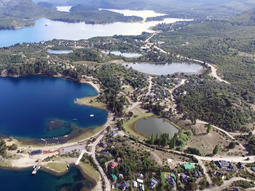 Villa Pehuenia, una joya que combina agua cristalina y lo más hermoso de la vegetación de nuestra Patagonia. Villa Pehuenia, una joya que combina agua cristalina y lo más hermoso de la vegetación de nuestra Patagonia.