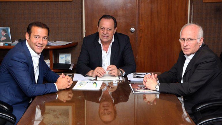 Omar Gutiérrez junto a Gustavo Santos y José Brillo.