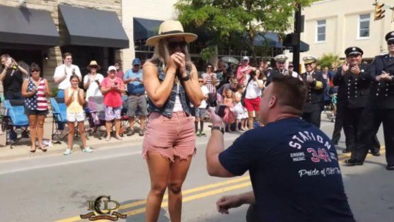 Viral: bombero irrumpió desfile para pedir matrimonio a su novia.