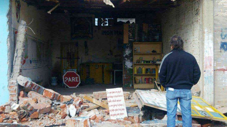Con una retroexcavadora derrumbaron la pared de ingreso al taller.