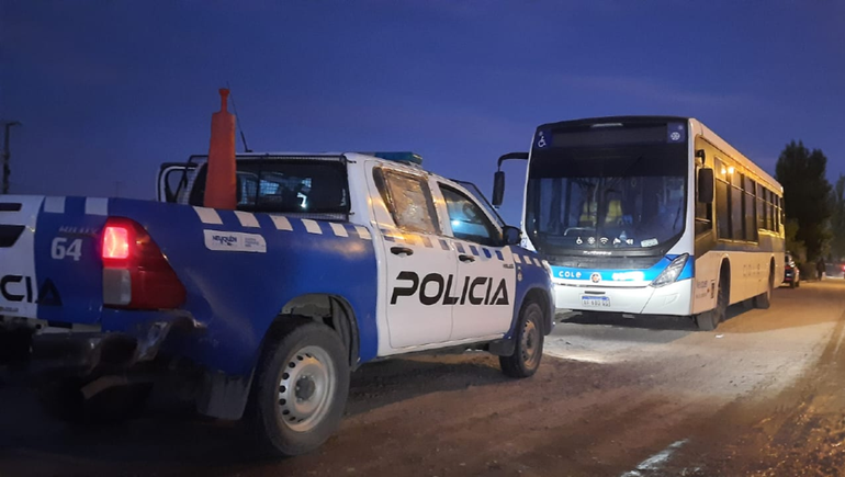 Perdió el equilibrio cuando se iba a bajar del COLE con su bebé