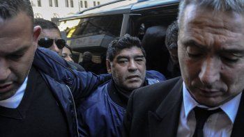 Diego salió molesto tras la reunión con el representante de Fifa. Diego salió molesto tras la reunión con el representante de Fifa.