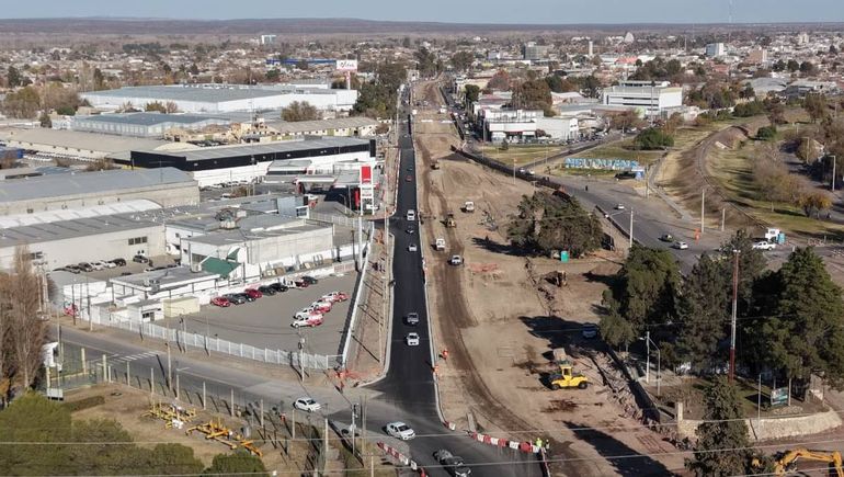 Avanza el asfalto de la Avenida Mosconi y se levantan los desvíos que complicaban el tránsito