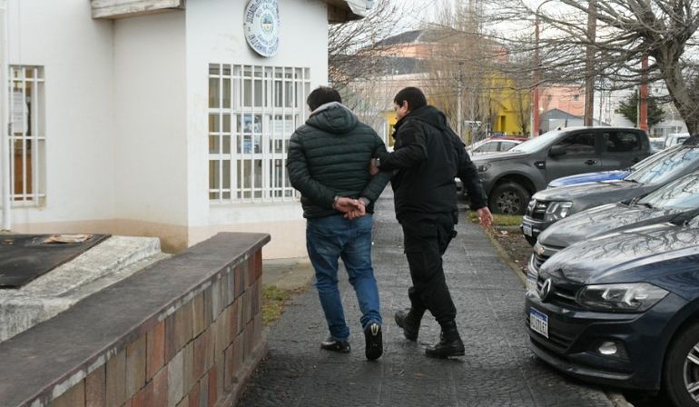 Roberto Neil cuando se entregó a la Policía de Santa Cruz, después del hecho. Roberto Neil cuando se entregó a la Policía de Santa Cruz, después del hecho.