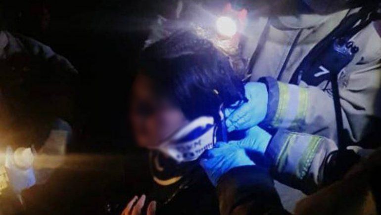 Se perdió en una caminata por el Cerro Otto y la encontraron adentro de un pozo