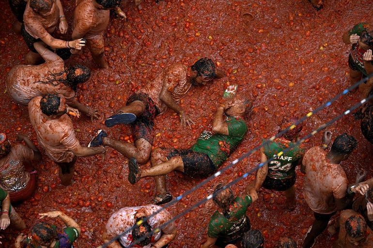 Las calles de Buñol desbordan de tomates Las calles de Buñol desbordan de tomates