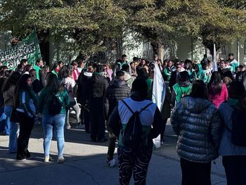 sin clases: porteros de zapala iniciaron paro por falta de cargos