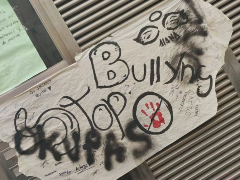 Las violentas pintadas en el edificio de las gemelas: Okupas