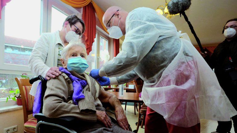 Las primeras inmunizaciones fueron destinadas a grupos de riesgo, como adultos mayores, y personal sanitario.