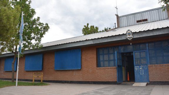 Le apuntaron con un arma para robarle el celular