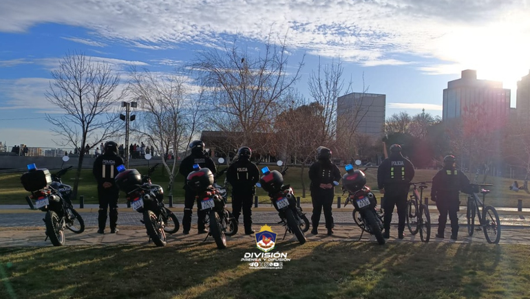 Personal policial durante un operativo por un Personal policial durante un operativo por un