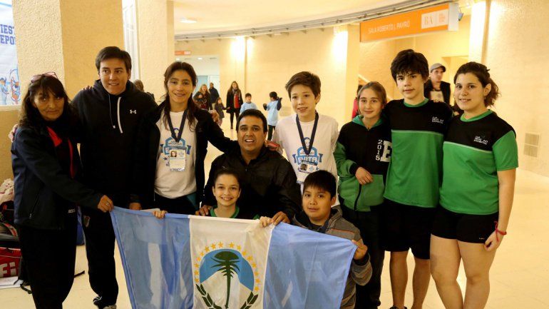 El festejo en familia de los chicos del bádminton. Sebastián Contró logró el oro. El básquet